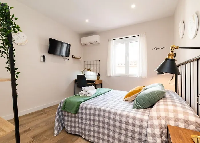 Emblematic Apartment In The Realejo